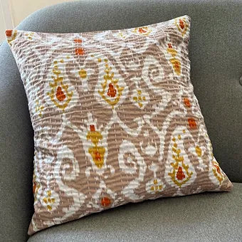 Beiges Kissen mit Kantha Muster auf einer Couch