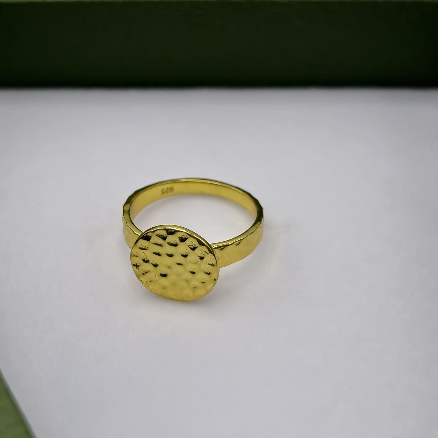 Vergoldeter Ring 18k mit Struktur