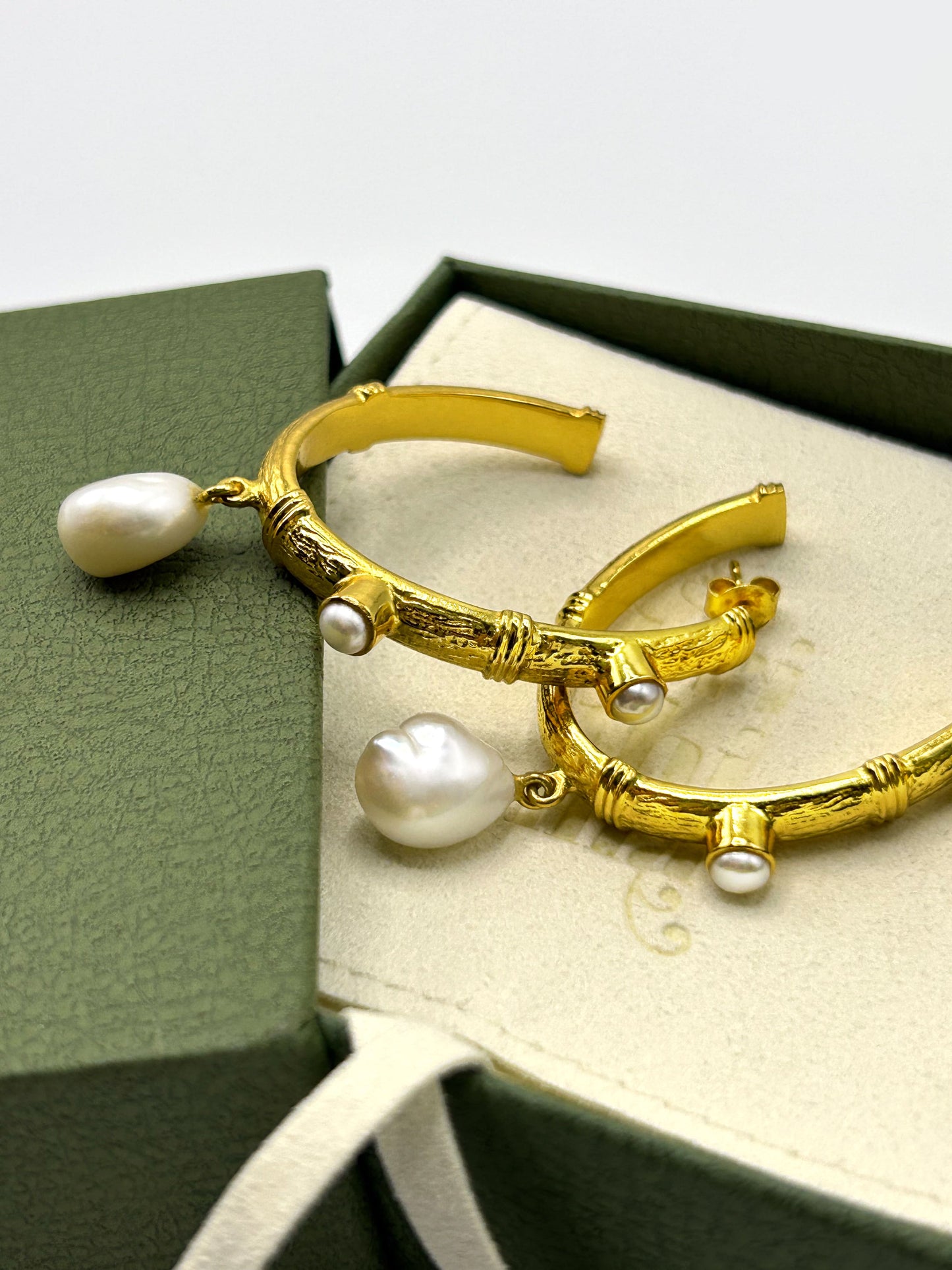 Vergoldete Kreolen mit Süsswasserperlen im Schmuckkästchen