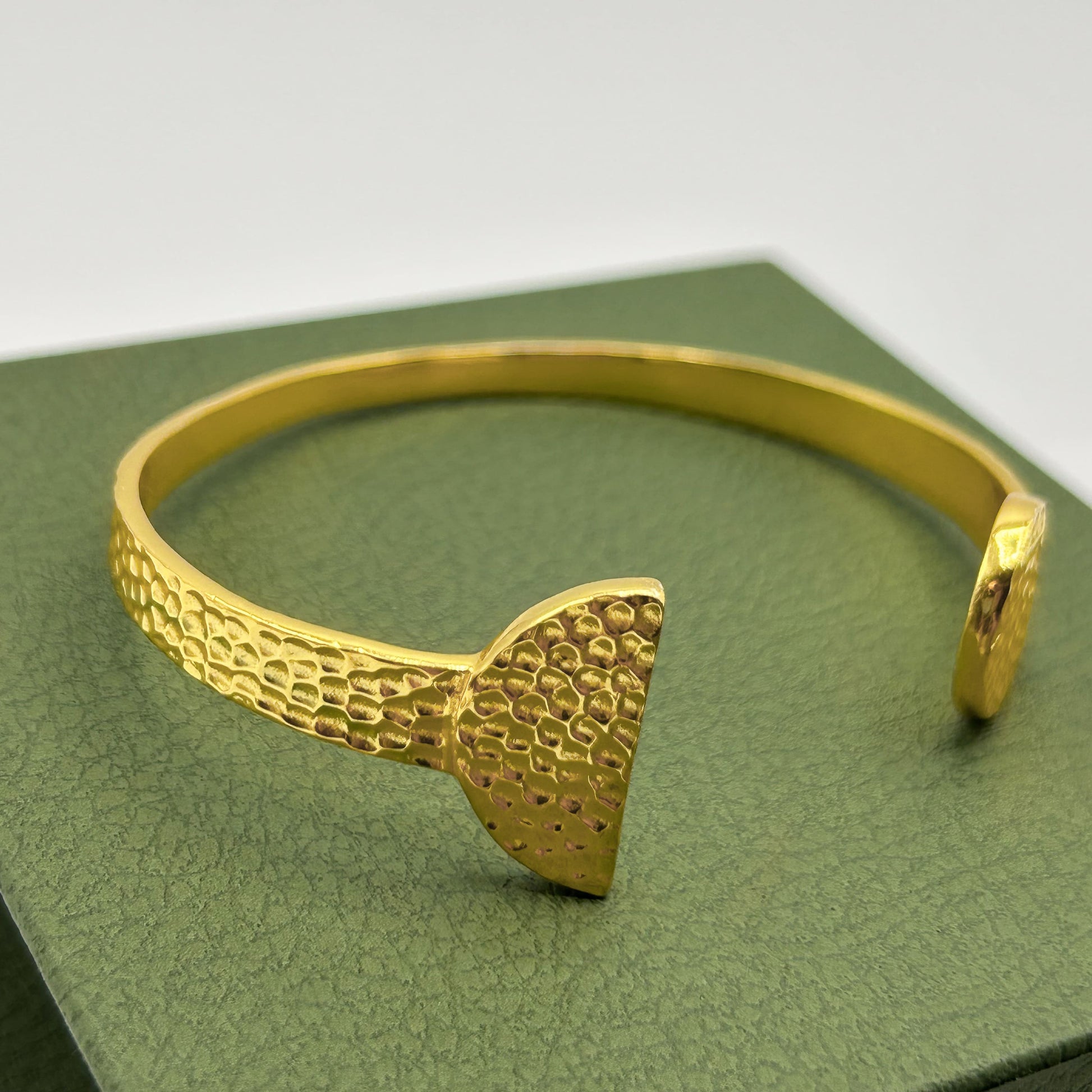 vergoldeter handgehämmerter arm cuff