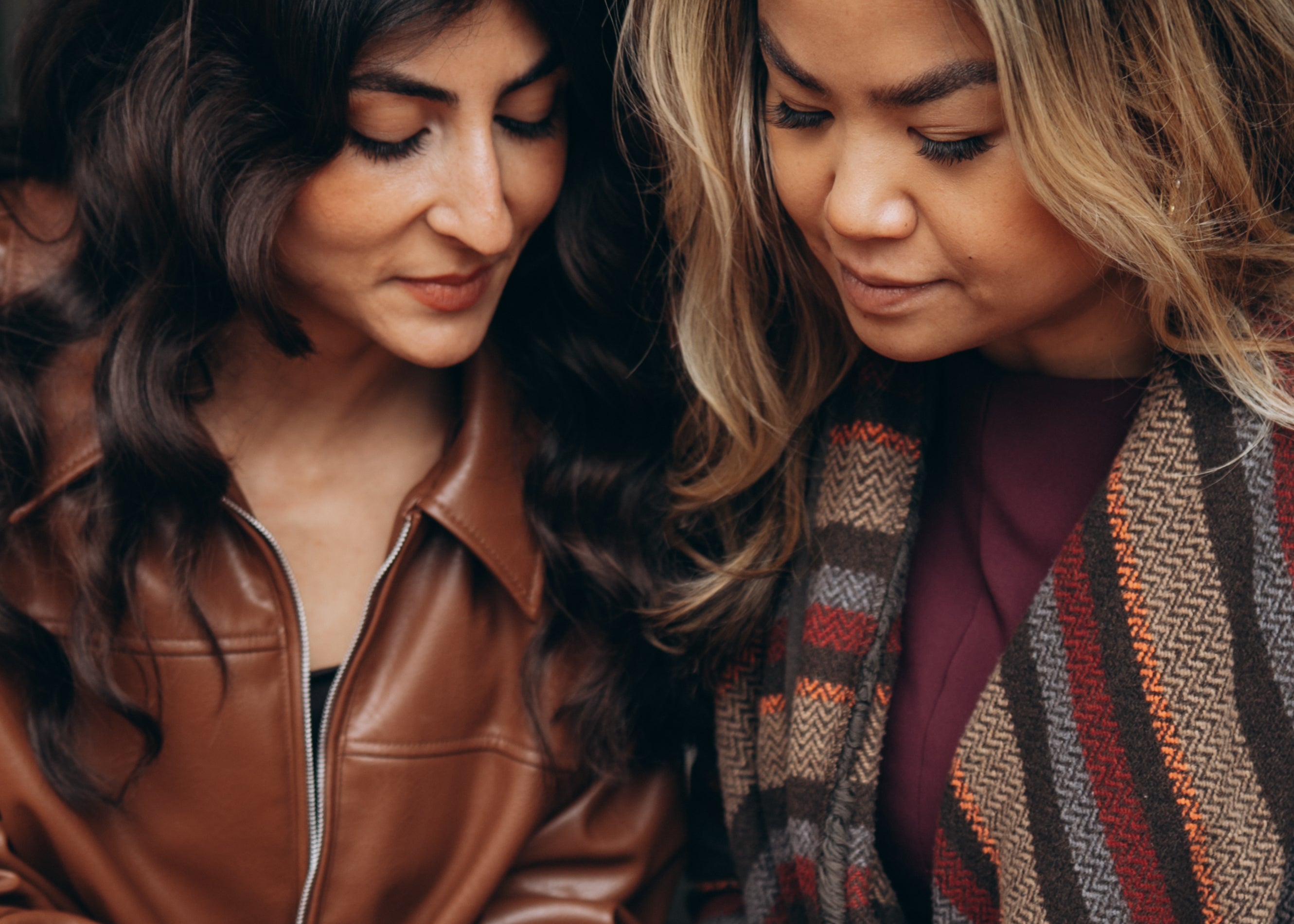 zwei Frauen im Cafe am Prosecco trinken zeigen sich ihren neusten Schmuck