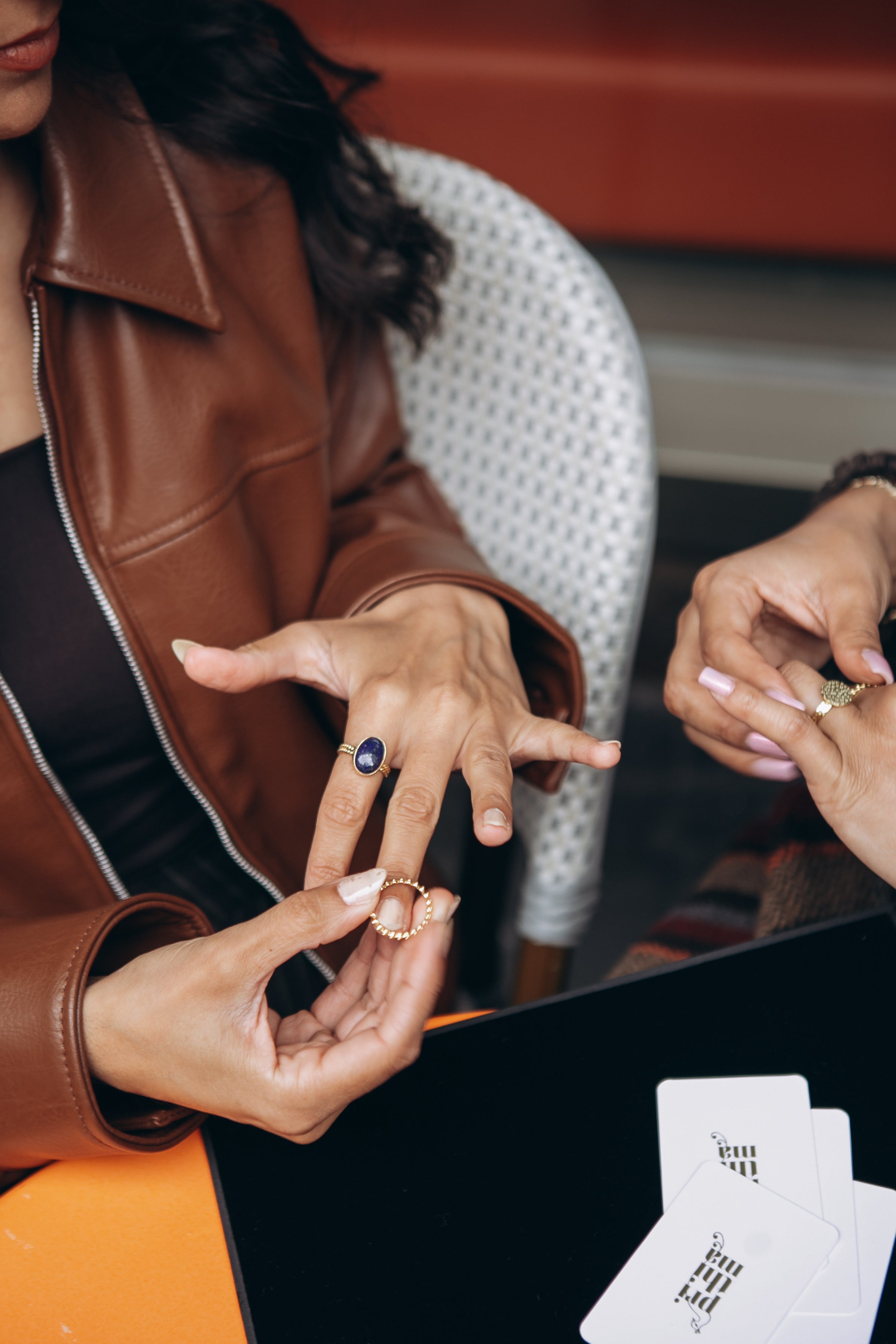 Hände mit goldenen Ringen und lapilazuli Stein