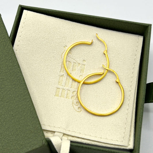 Goldene Kreolen in der Schachtel